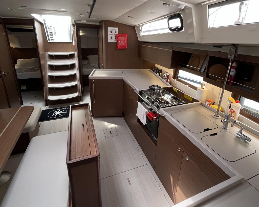 Sailing yacht 