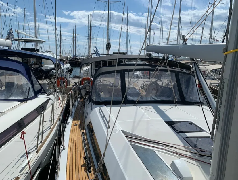 Sailing yacht 