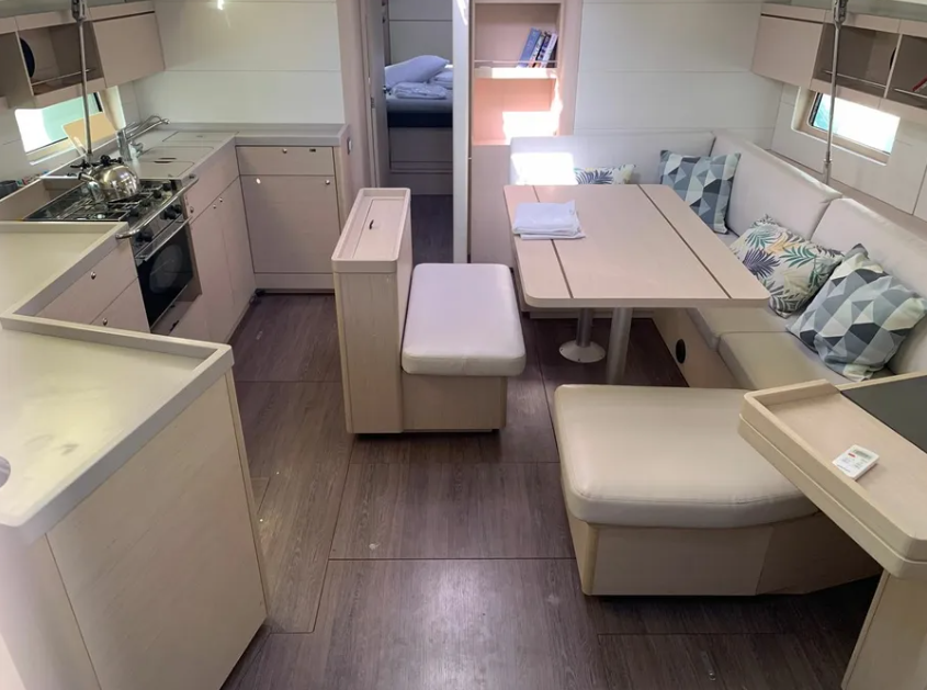 Sailing yacht 