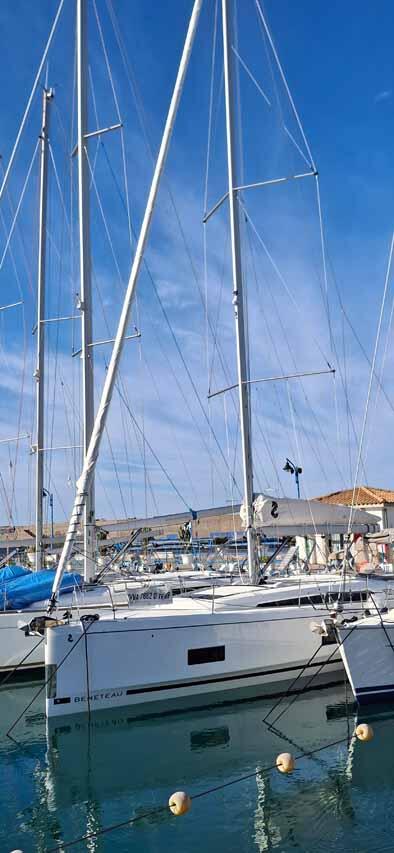 Sailing yacht 