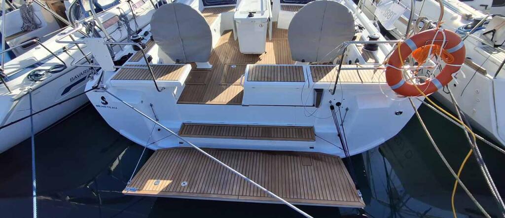 Sailing yacht 
