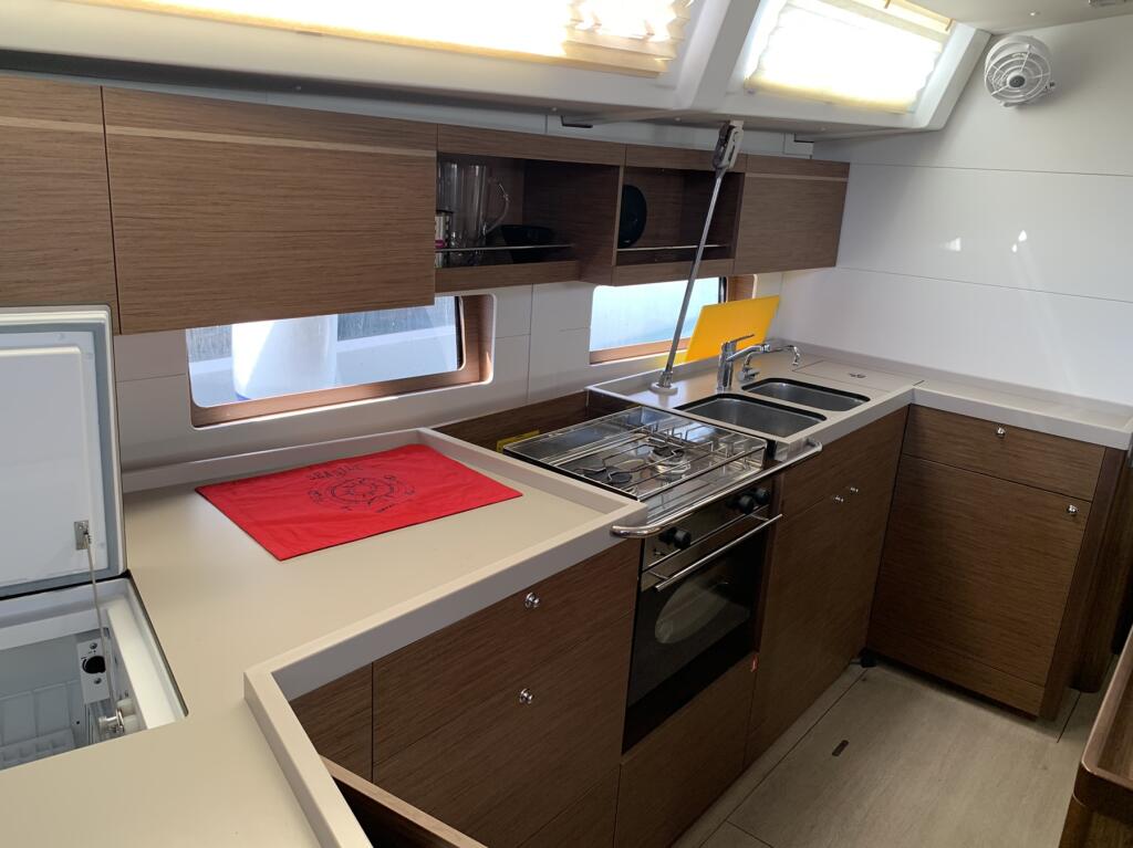 Sailing yacht 