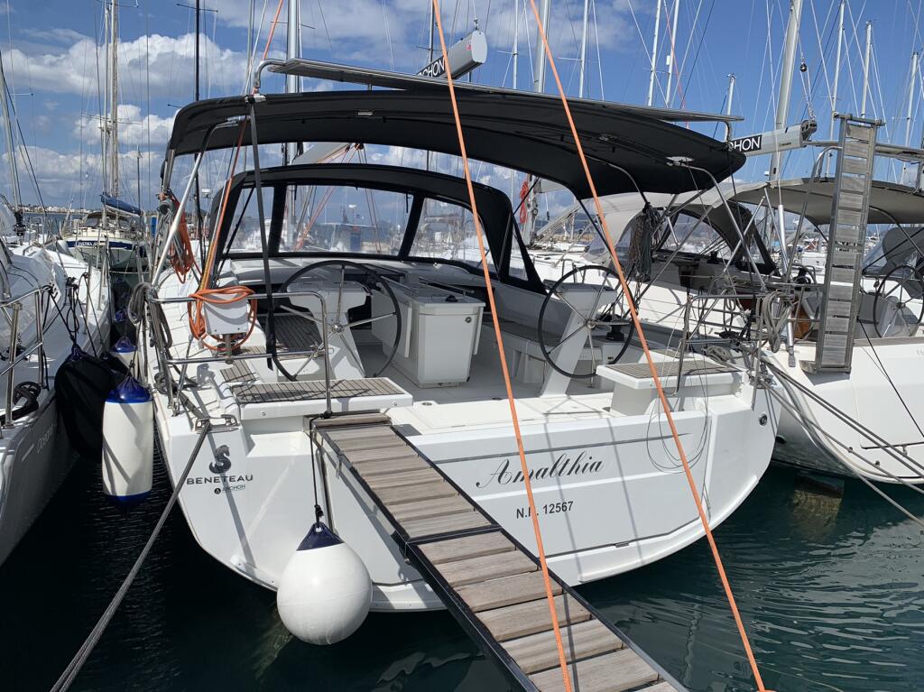 Sailing yacht 