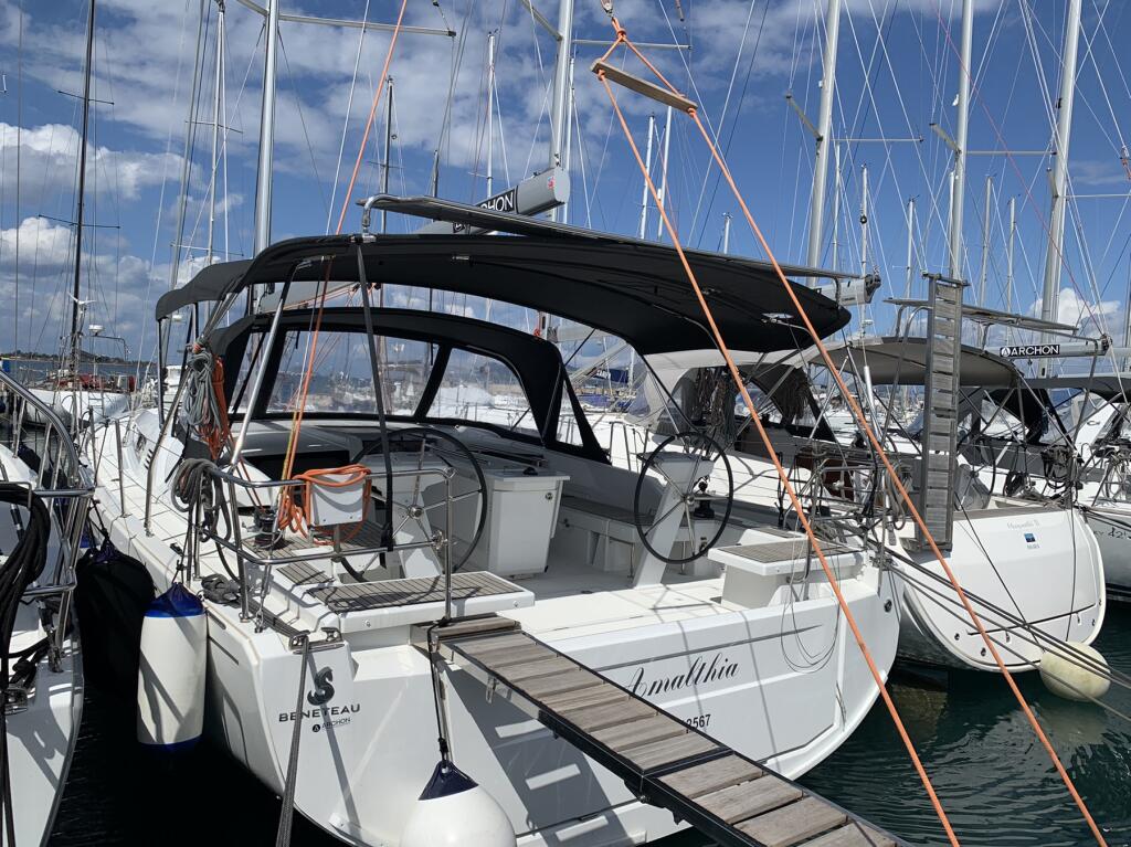 Sailing yacht 
