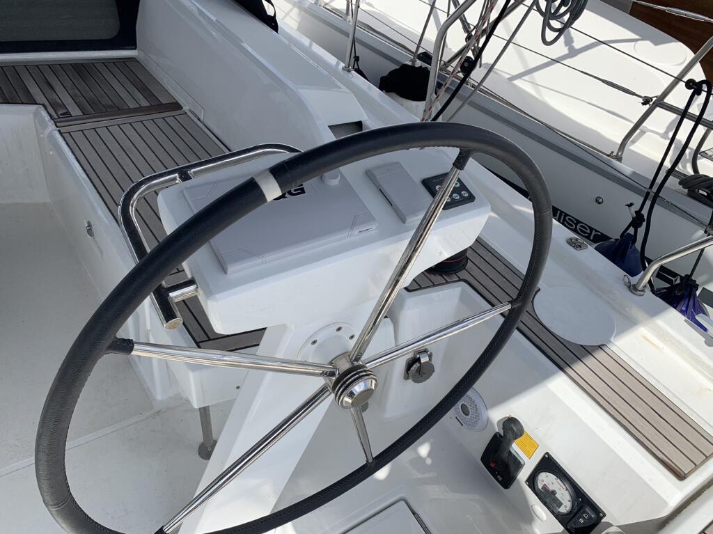 Sailing yacht 