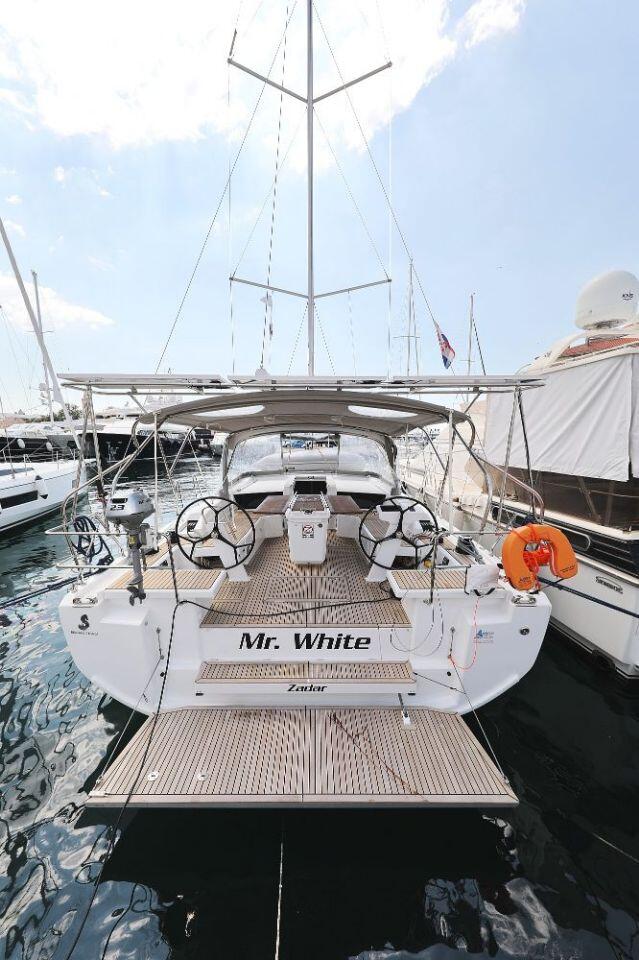 Sailing yacht 