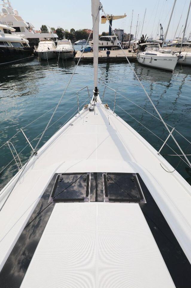 Sailing yacht 