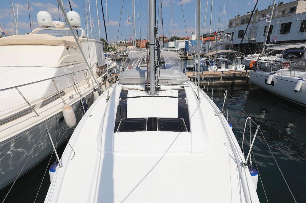 Sailing yacht 