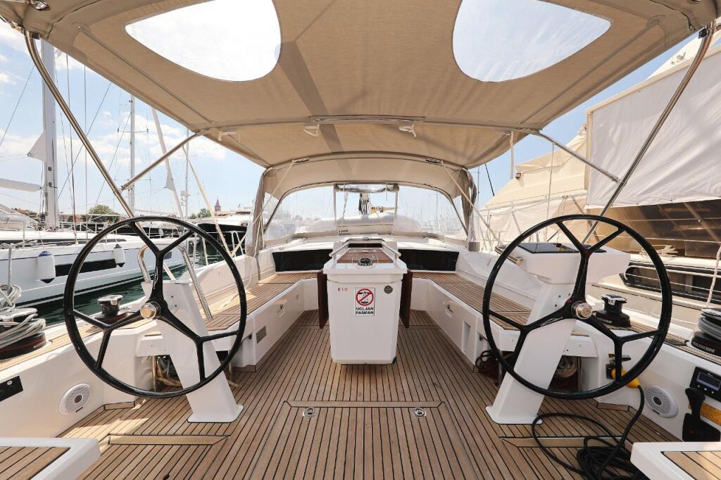 Sailing yacht 