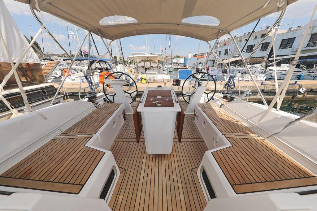 Sailing yacht 