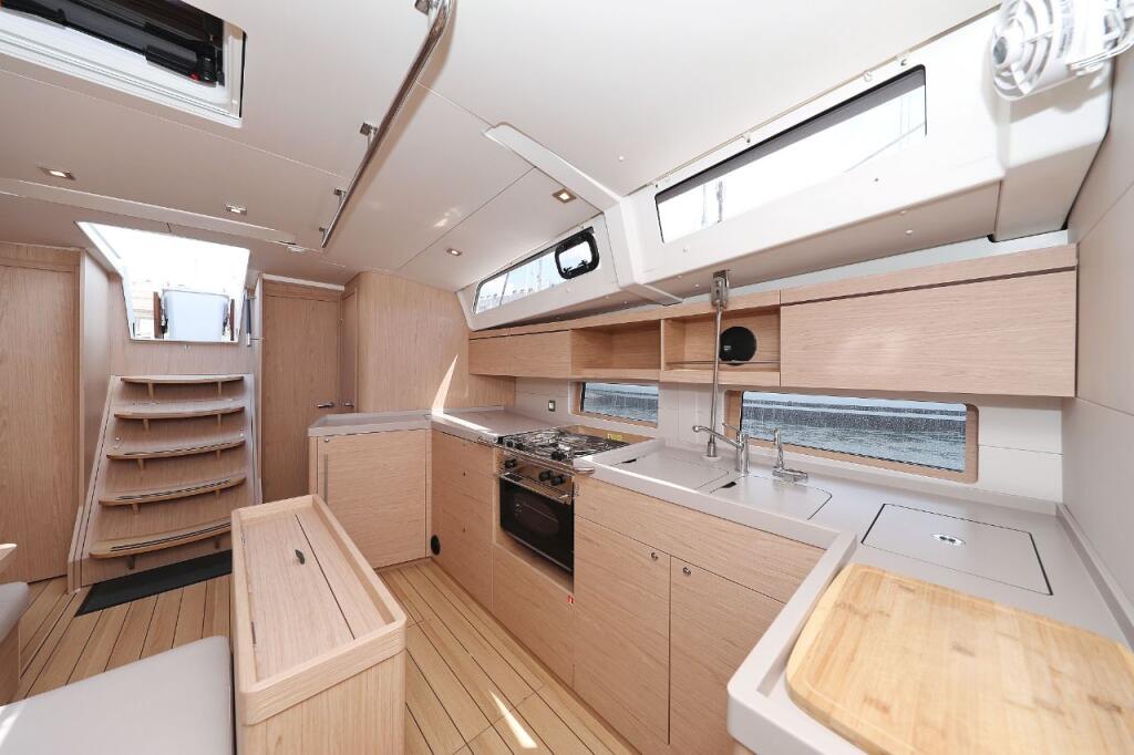 Sailing yacht 