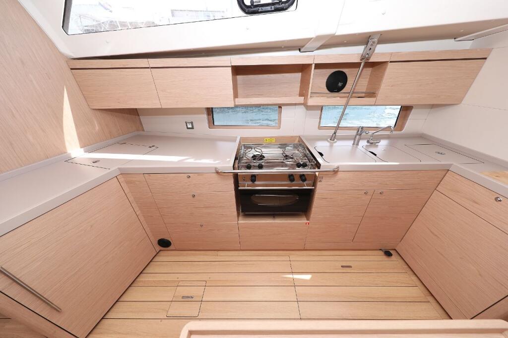Sailing yacht 