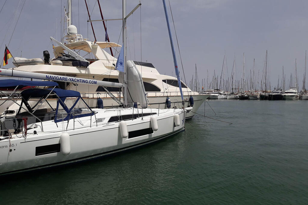 Sailing yacht 
