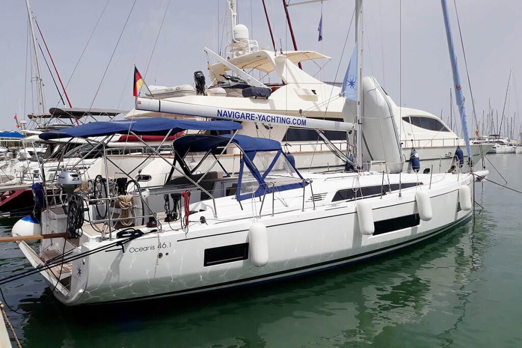 Sailing yacht 
