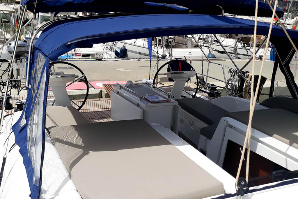 Sailing yacht 