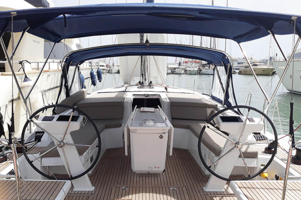Sailing yacht 