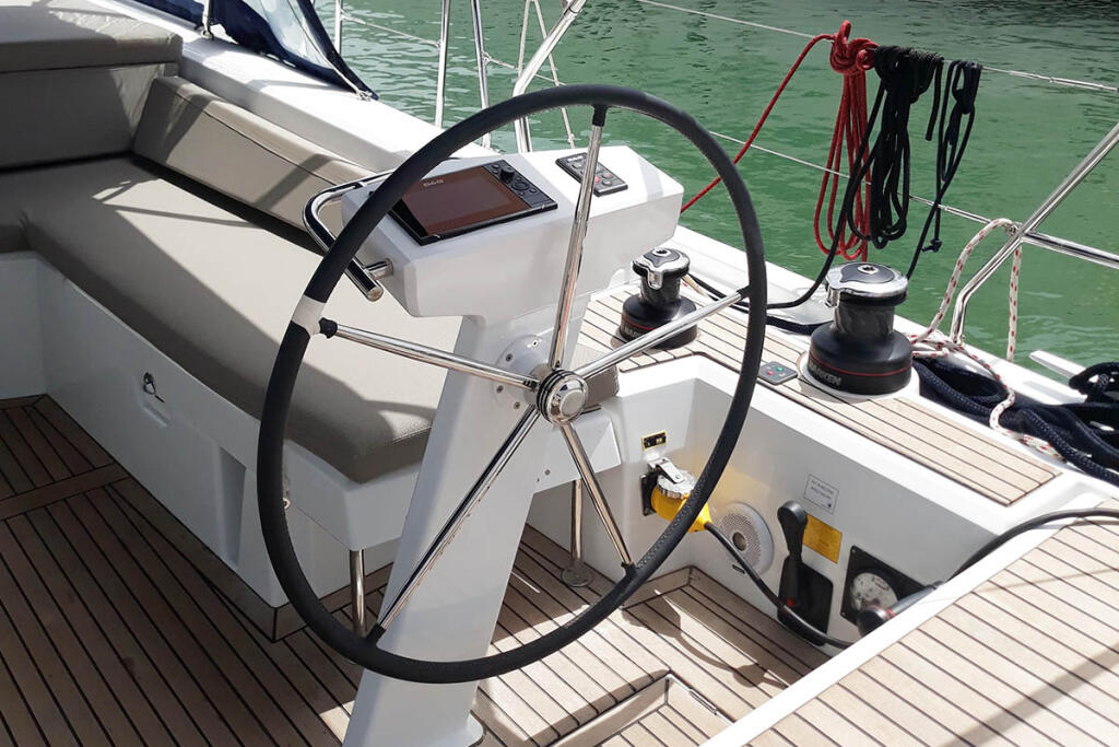 Sailing yacht 