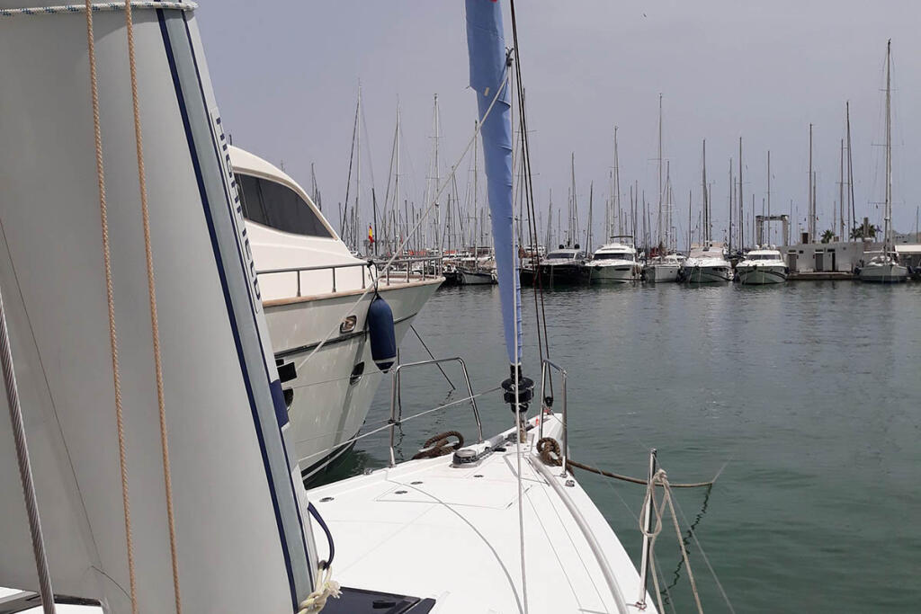 Sailing yacht 