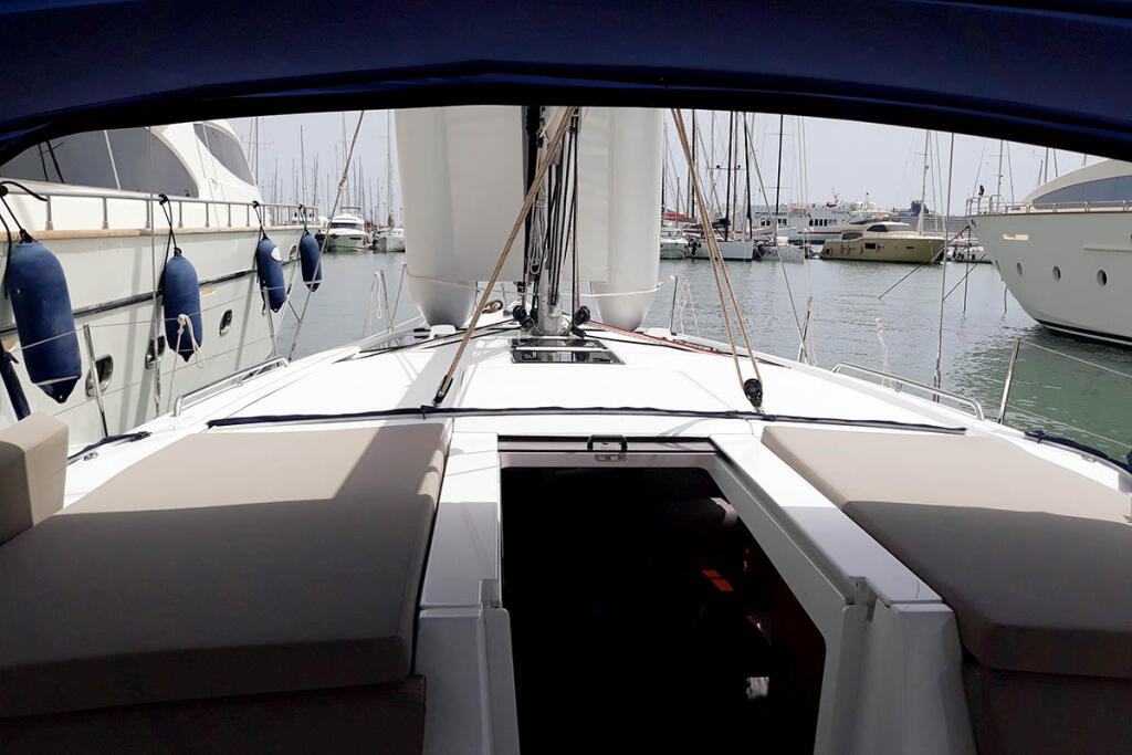 Sailing yacht 
