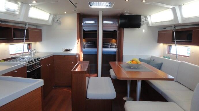 Sailing yacht 