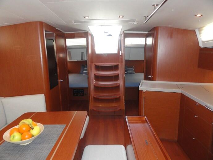 Sailing yacht 