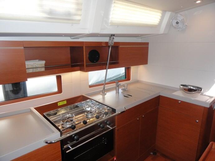 Sailing yacht 