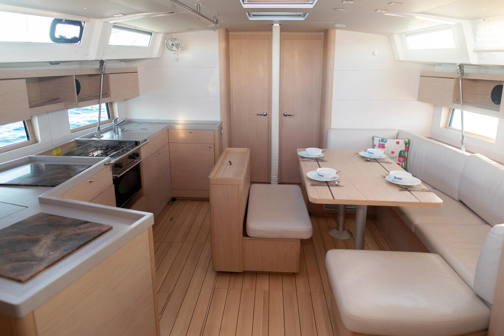 Sailing yacht 