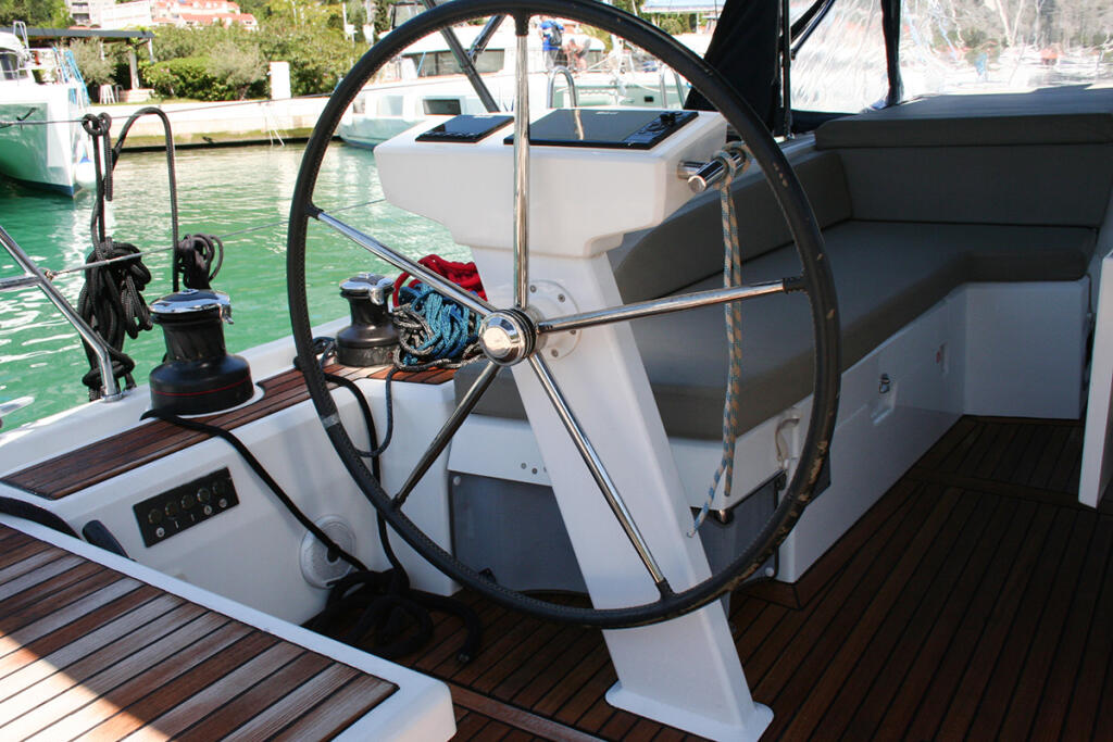 Sailing yacht 