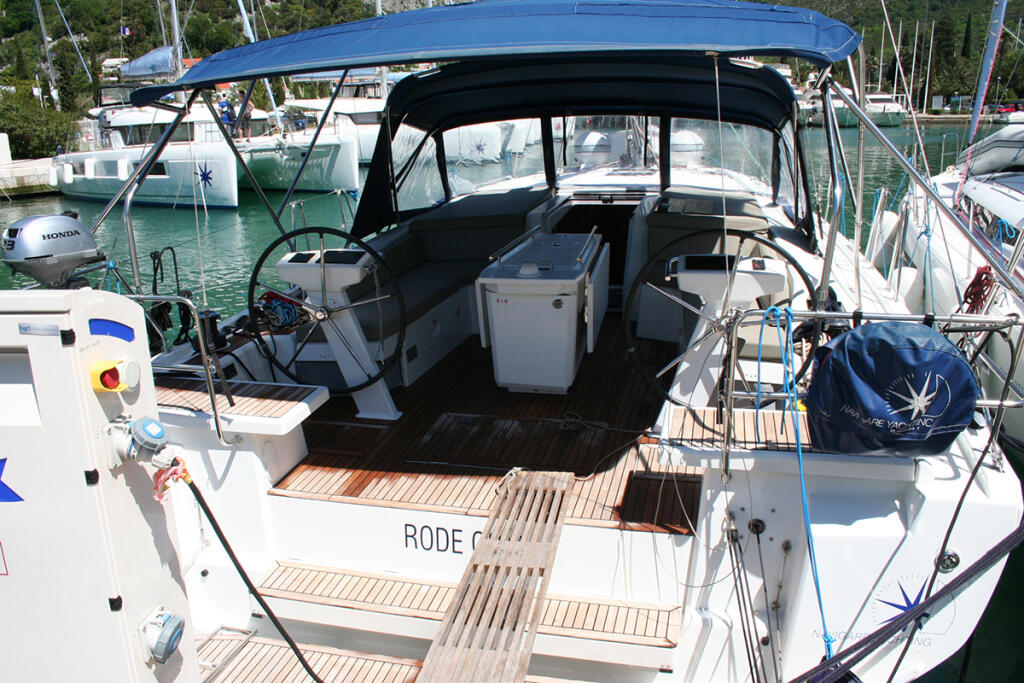 Sailing yacht 