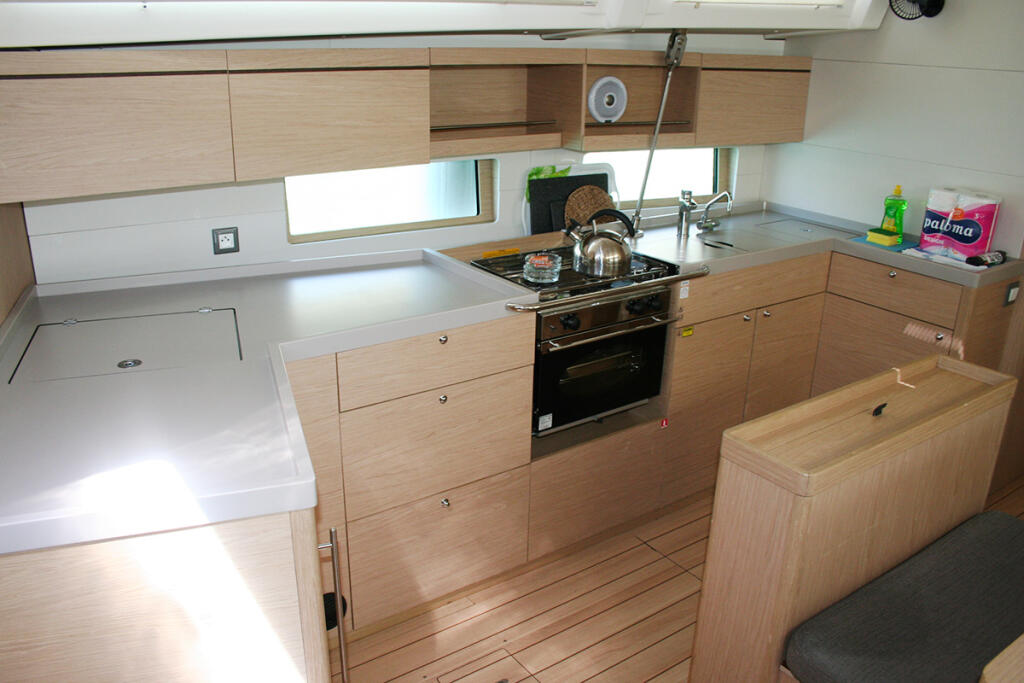 Sailing yacht 