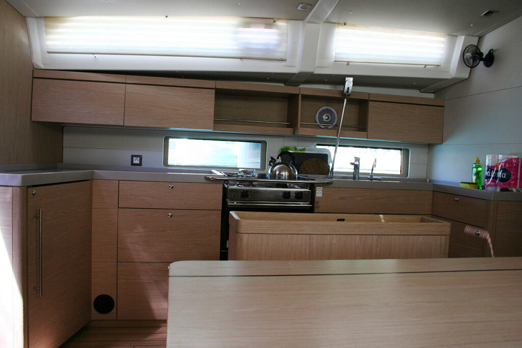 Sailing yacht 