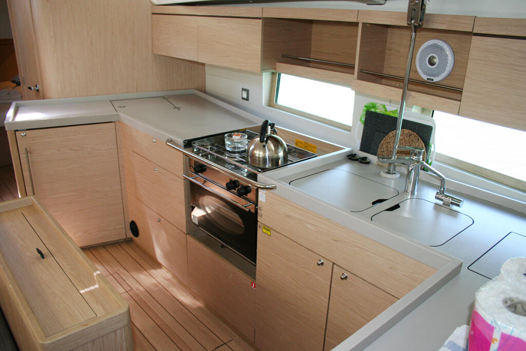Sailing yacht 