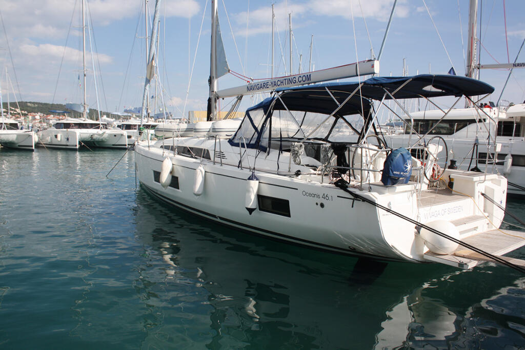 Sailing yacht 