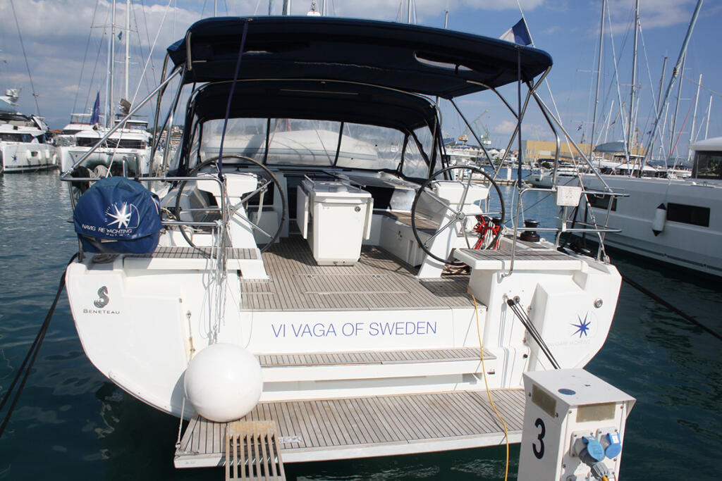 Sailing yacht 