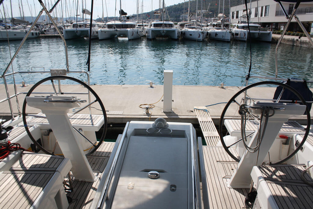 Sailing yacht 