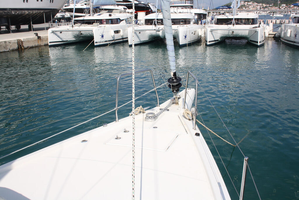 Sailing yacht 