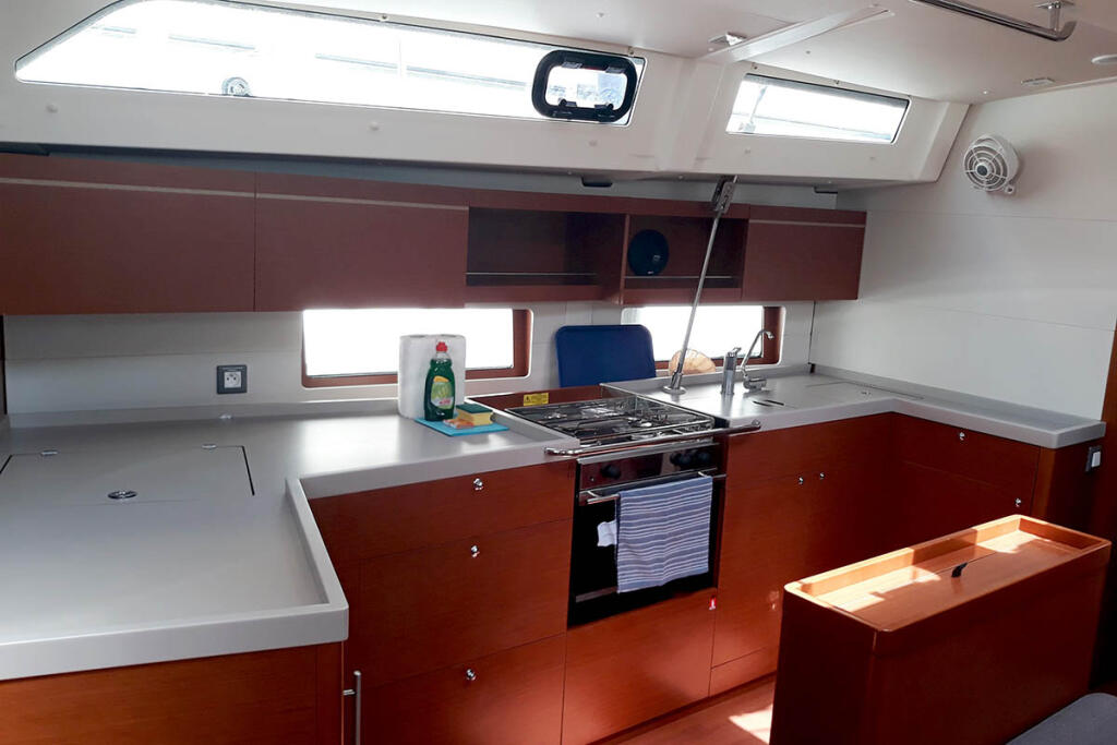 Sailing yacht 