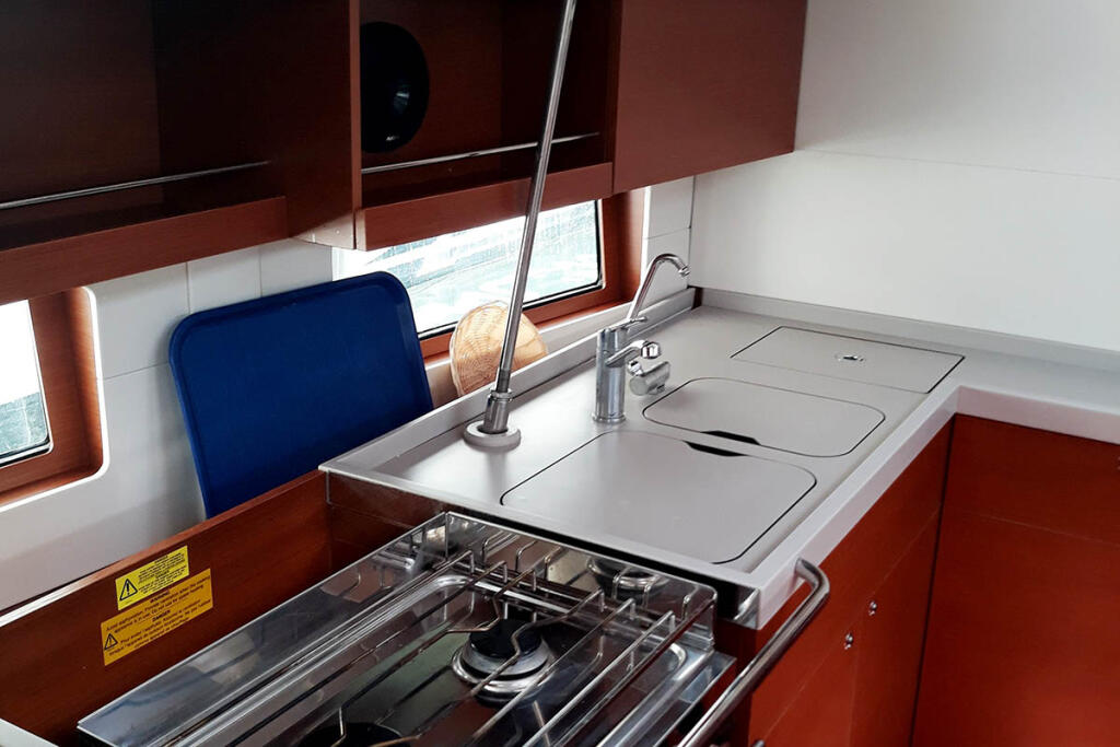 Sailing yacht 