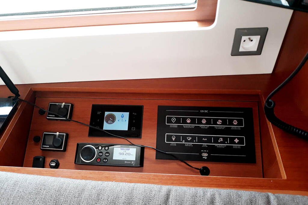 Sailing yacht 