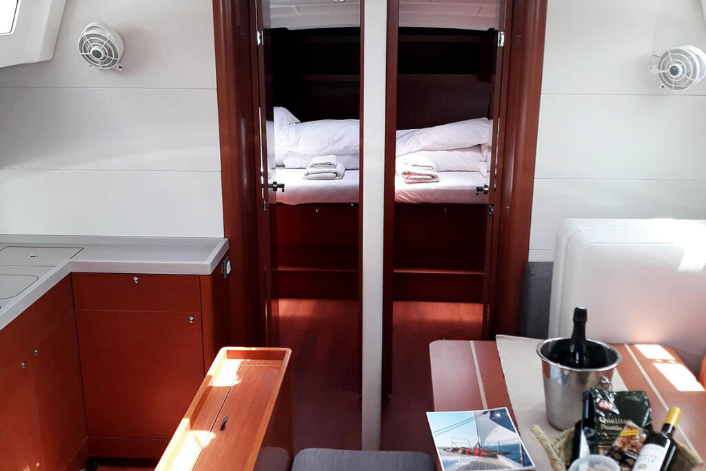 Sailing yacht 