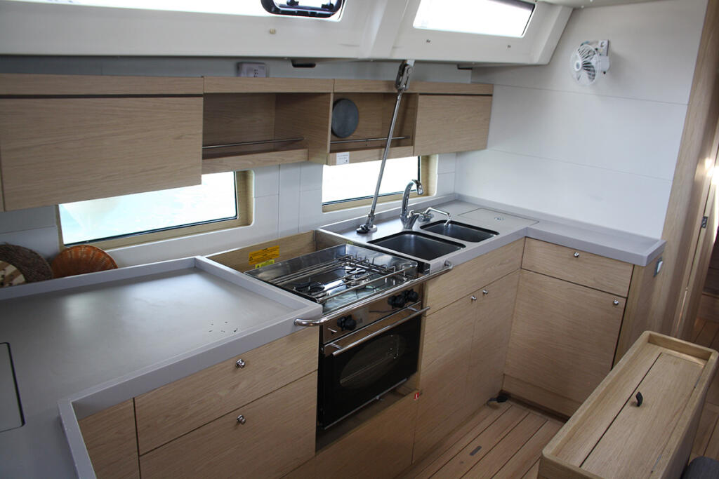 Sailing yacht 