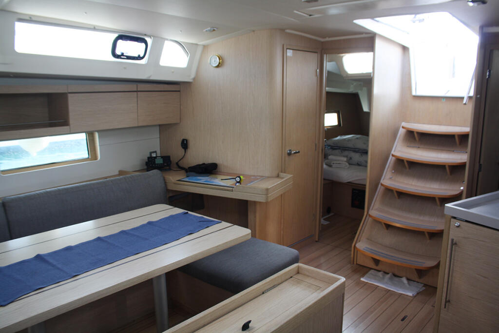 Sailing yacht 