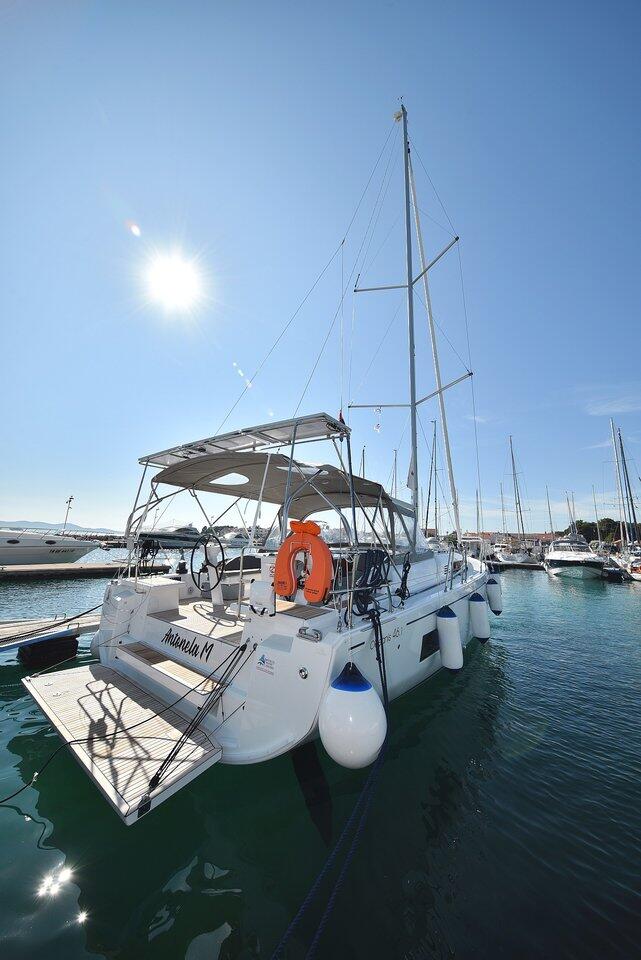 Sailing yacht 