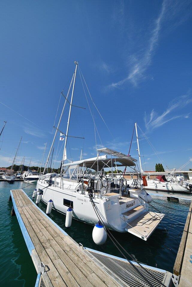Sailing yacht 