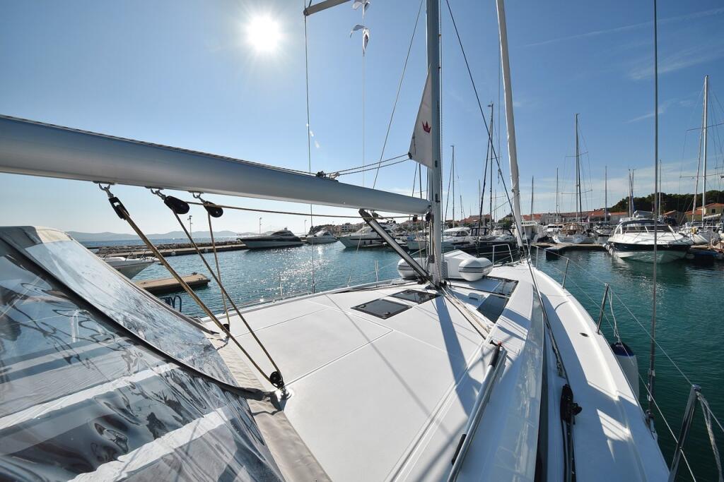 Sailing yacht 