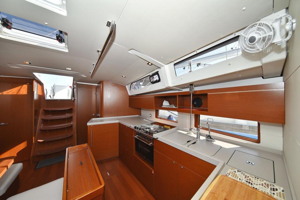 Sailing yacht 