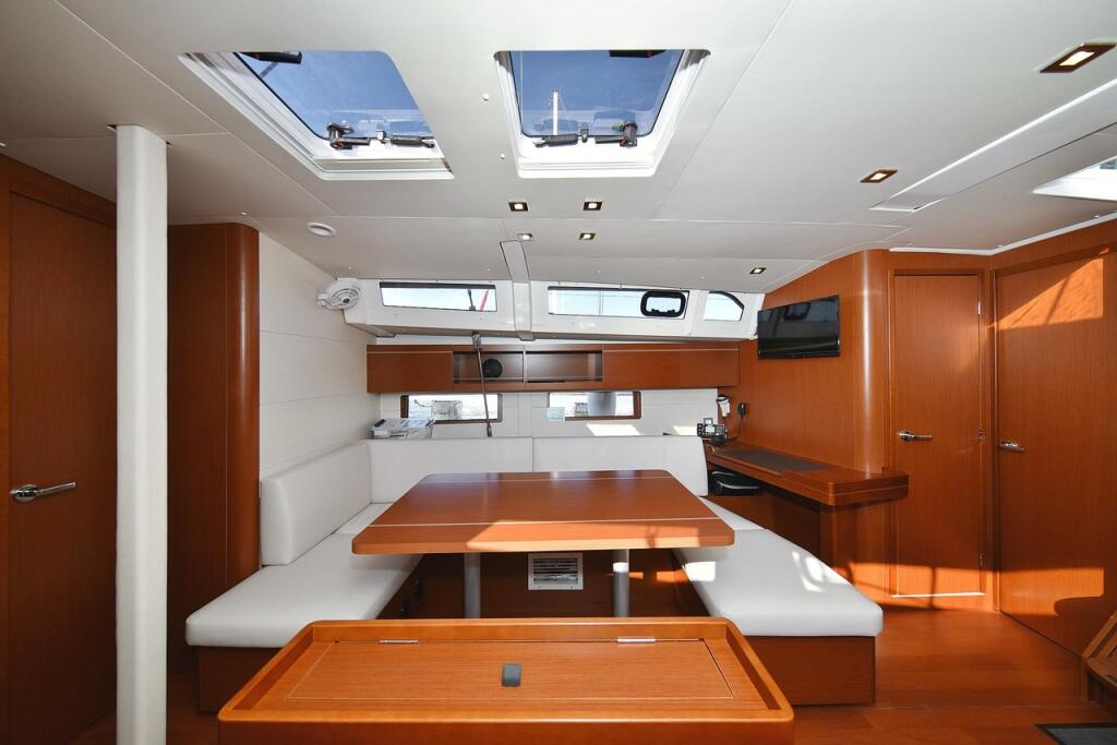 Sailing yacht 