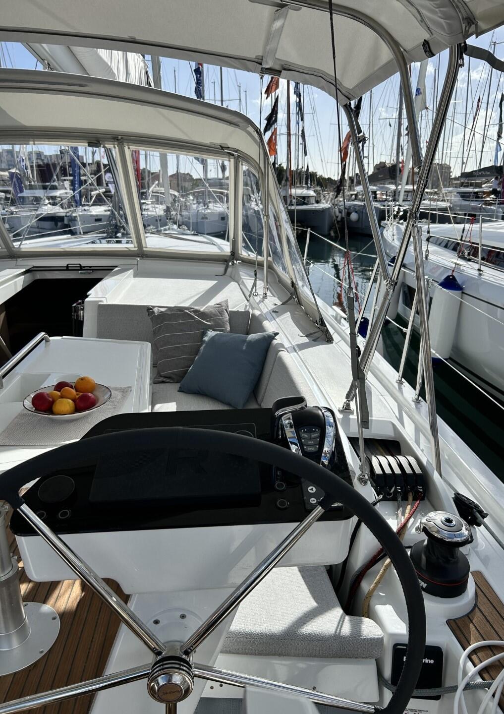 Sailing yacht 