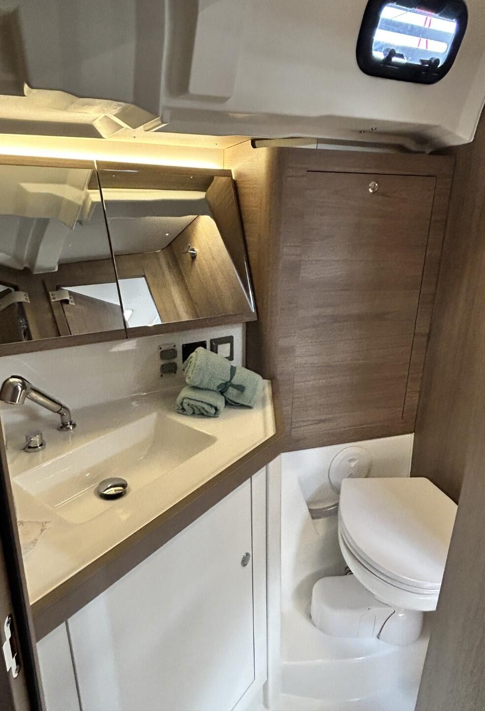 Sailing yacht 