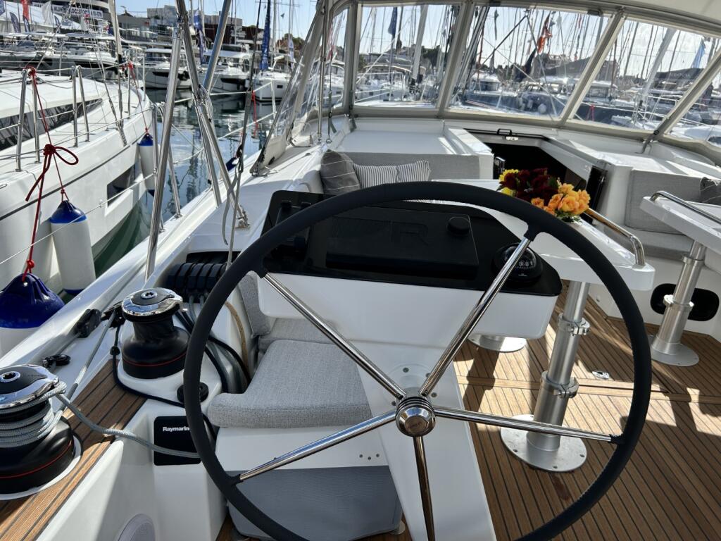 Sailing yacht 